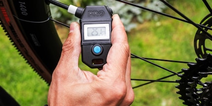 Die Messung nach dem Aufpumpen mit dem «Eflator» ergibt 2,51 Bar. Eingestellt war er auf 2,5 Bar. Das Teil arbeitet sehr exakt.
