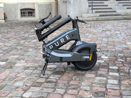 Und so sieht der E-Scooter zusammengeklappt aus.