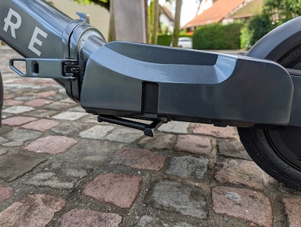 Der stabile Ständer ist unter den Trittbrettern versteckt.