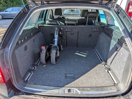 Der zusammengeklappte Scooter braucht im Kofferraum nicht viel Platz.