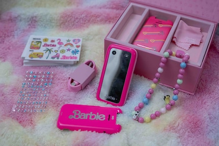 Ein freudiger Anfang: HMD packt ganz viel Zubehör zum Barbie Phone.