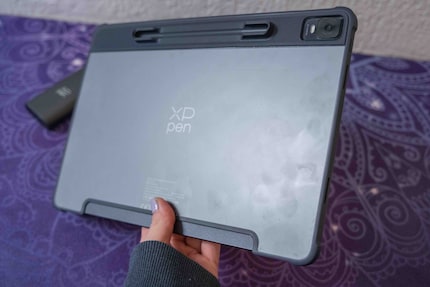 Great, a cover is included. However, it is prone to fingerprints and is difficult to attach.