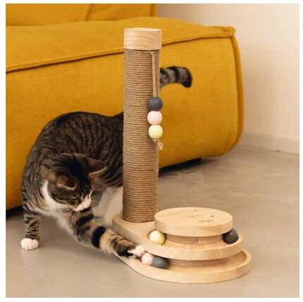 Das Katzenspielzeug in Szene soll die Grösse des Produkts und dessen Anwendung vermitteln.