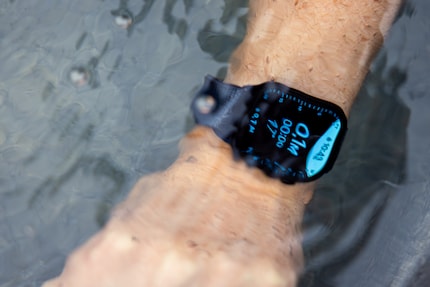 Die neue Apple Watch Series 10 ist auch ein Thermometer und Tiefenmesser; hier von mir vorgeführt in einem Wasserspender in Zürich.