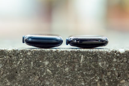 Apples neueste Smartwatch (rechts) neben ihrer Vorgängerin: Auch wenn es auf dem Foto schwer zu erkennen ist – die neue ist spürbar flacher.
