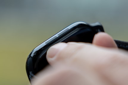 Für die Lautsprecher hat Apple eine Gitterstruktur mit sehr, sehr, sehr kleinen Löchern gebaut.