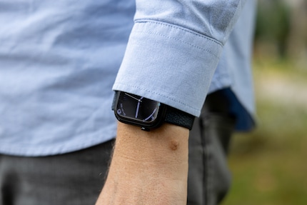 Mein Lieblings-Feature der neuen Apple Watch Series 10: Sie rutscht besser unter die Manschette des Hemdes.