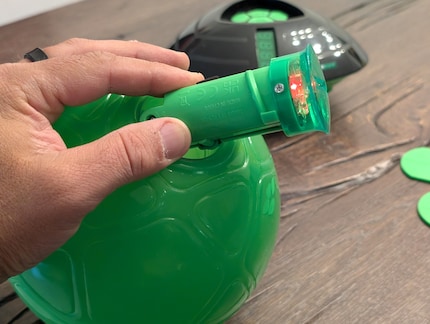 Das Batteriefach mit dem Infrarotlicht wird in den Ball eingedreht.