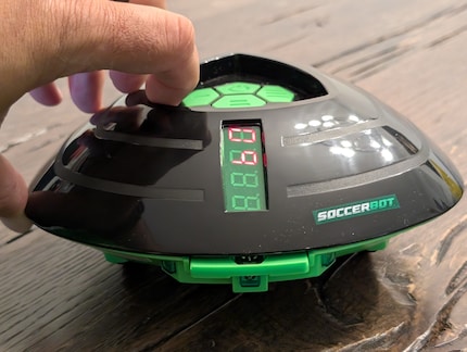 Vorne am Roboter sind der Infrarotsensor und die Kontaktschiene angebracht.