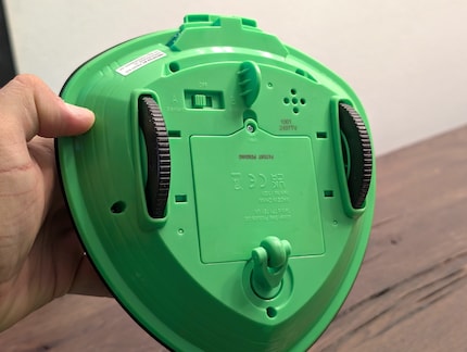 Der Roboter fährt mit seinen Rädern wie wild dem Ball hinterher.