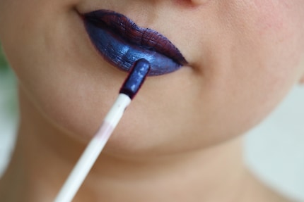 Die Maske ist metallisch blau.