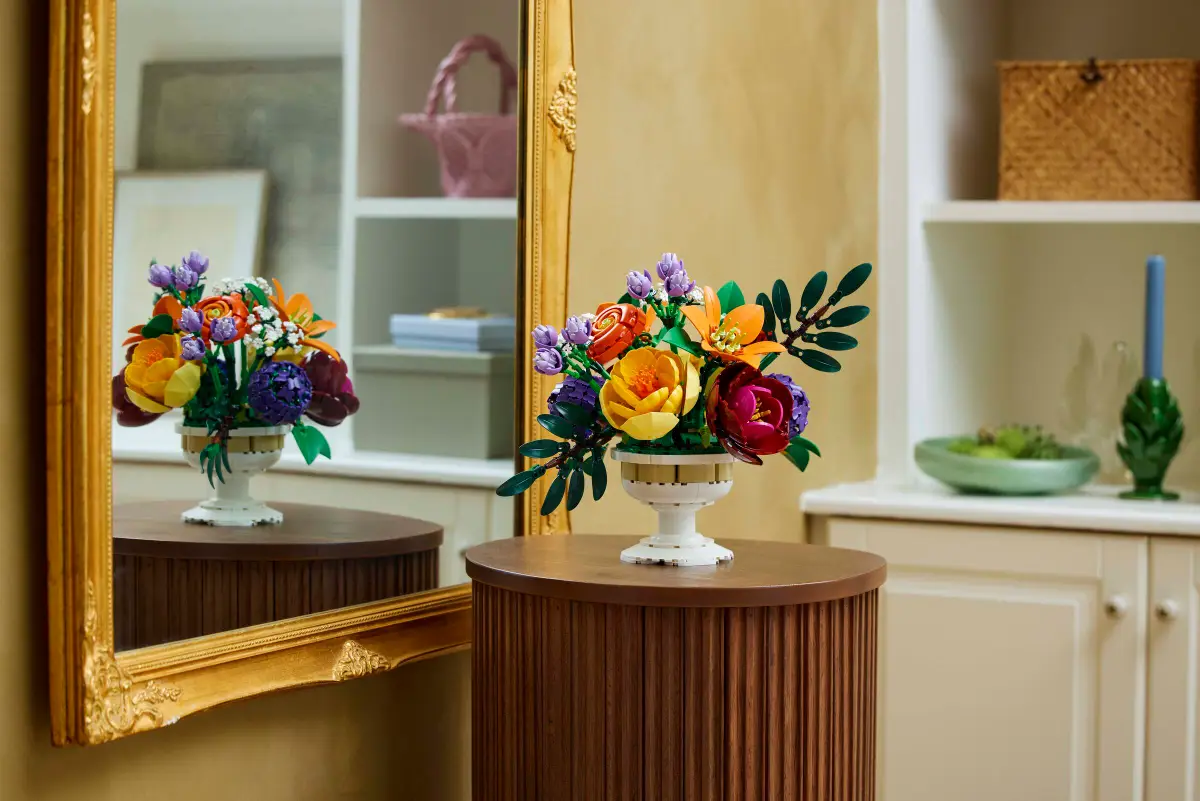 Du kannst den Lego-Strauß dank Vase wie echte Blumen als Deko nutzen.