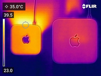 Das dichter gefüllte Gehäuse des M4 Mac Mini wird unter Last rund fünf Grad wärmer als das der alten Modells. Die Hitze wird an der Unterseite nach hinten ausgeblasen.