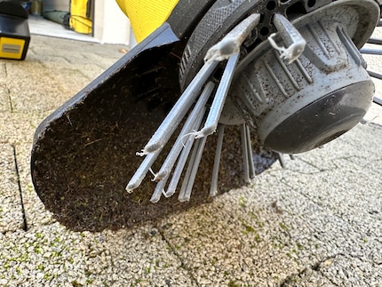 So sieht ein Bürstenkranz bei mir nach zwei Stunden Arbeit aus. Der Fairness halber: Ich habe hart in die Fugen gebürstet.
