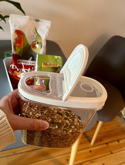 The feed mix consists of millet and sunflower seeds, among other things.