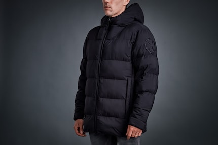 Von aussen sieht die Jacke aus, wie ein normales Puffer-Jacket, aber im Inneren verbirgt sie ein neuartiges und selbstregulierendes Material.