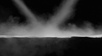 Hier siehst du den Effekt: Die Röhrchen dehnen sich aus, sobald sie tiefen Temperaturen, hier durch Kältspray, ausgesetzt werden.
