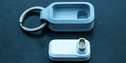 Der kleine Adapter von Coros für unterwegs.
