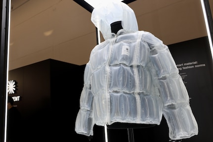 Erinnert ein bisschen an Luftpolsterfolie: Die Solament-Jacke entstand aus einer Kollaboration zwischen Bergbaukonzern, Modedesigner und Kreativagentur.