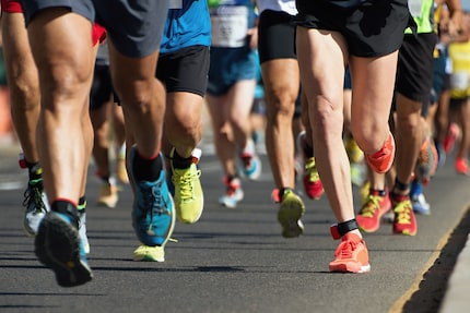 Melde dich zu einem Volkslauf an, wenn dich das motiviert. Oder setze dir ein anderes, konkretes Ziel – im besten Fall gleich mehrere.