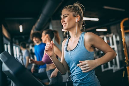 Auf dem Bild sieht es easy aus, aber Laufbandtraining ist ziemlich monoton. Umso besser, wenn du auch vor wenig spannenden Aktivitäten nicht zurückschreckst.