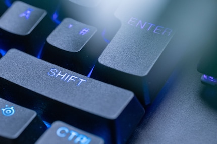 Die Tastenkappen sind angeraut und bieten guten Grip. Leider ist bei langen Beschriftungen der Durchscheineffekt der RGB-Beleuchtung nicht gleichmässig.