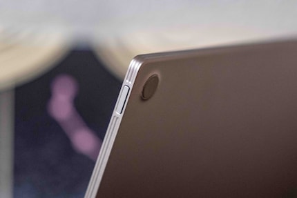 Durch die Einkerbungen am Rahmen ist das Tablet griffig.