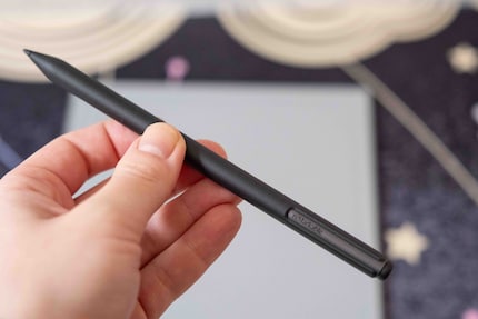 Der Stylus lässt sich magnetisch am Tablet befestigen.