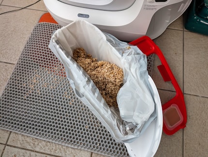 Only very long bags fit really well in the waste bin, but there are alternatives to the private label.