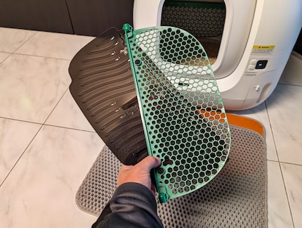 A second cleaning grid plus the Cat Litter Remover are included.