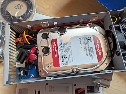 Beim Einbauen werden die beiden Festplatten übereinander gelegt.