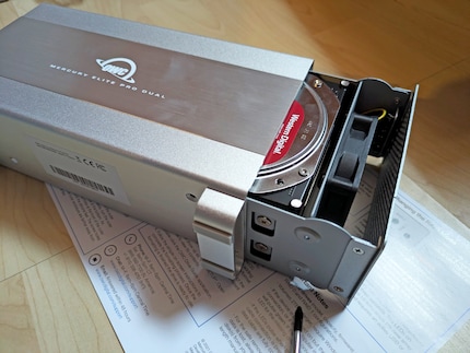 Alles passt genau. Die Festplatten sind mit jeweils vier Schrauben festgemacht – das innere Gehäuse wird am äusseren ebenfalls mit vier Stück befestigt.