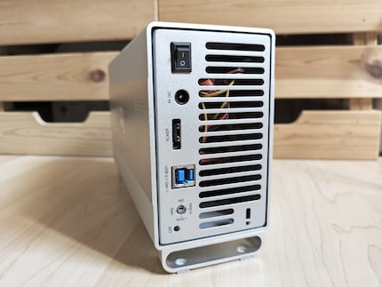 Die Rückseite bietet: Power-Schalter, Stromanschluss, eSATA, USB, RAID-Auswahl mit SET-Knopf und Kensington Security Slot.