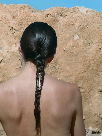 The jewellery label Alighieri put a brooch in braided hair.