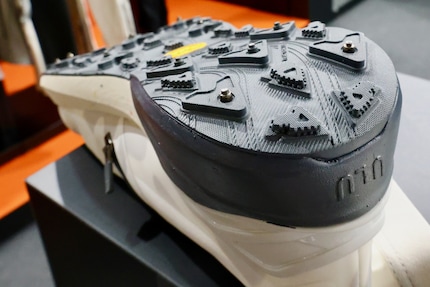 Mit Vibram-Sohle und Spikes sollen die Schuhe auch bei winterlichen Bedingungen griffig sein.