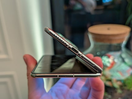 This is how thin the Huawei Mate X6 is.