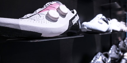 Veloschuhe so weit das Auge reicht.