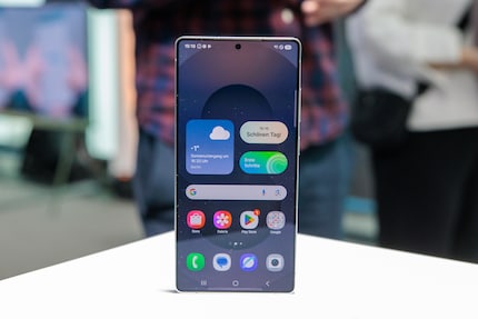 Durch weniger Rand ist das Display des Galaxy S25 Ultra minimal größer als beim Vorgänger, ohne dass das Smartphone größer wird.