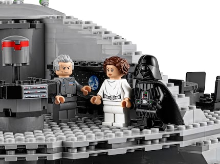 Eine Szene aus dem Lego Star Wars Todesstern-Set 75159: Darth Vader, Prinzessin Leia und Grand Moff Tarkin in der ikonischen Kontrollraum-Kulisse.
