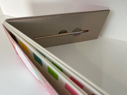 A small brush compartment (0.5 x 12 cm) is hidden at the back of the block.