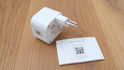Matter-fähige Zwischenstecker wie diesen von Eve kannst du in dein Smart-Home-System einbinden, wenn du den Bildcode mit dem Smartphone scannst.