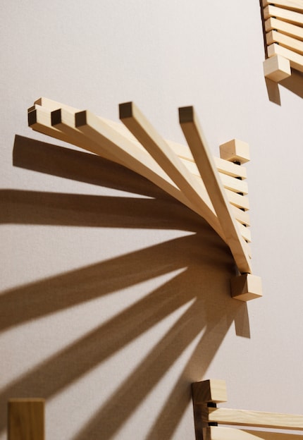 Dieser Wandhalter braucht sich nicht zu verstecken: Mit seinem ausgefallenen Design lässt er sich elegant ins Interieur integrieren.