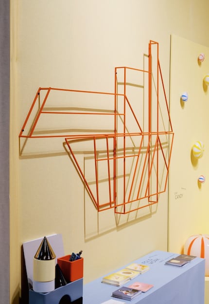 Foldwork Rack ist Wandskulptur und Kleiderständer in einem.