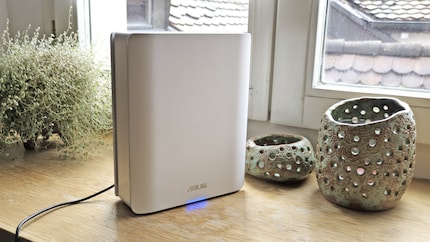 A deactivatable LED under the Asus lettering on the front shows the current status in different colours. If everything is good, it lights up in white.