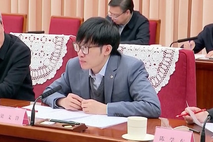 Eines der einzigen Bilder von Liang Wenfeng stammt aus dem chinesischen Staatsfernsehen.