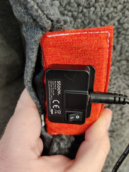 Auf der Rückseite kannst du die Heizdecke via Kabel verbinden und sie ein- und ausschalten.