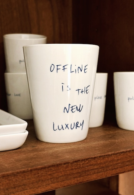 Diese Tasse betont, dass Offline-Sein der wahre Luxus deiner Zeit ist.