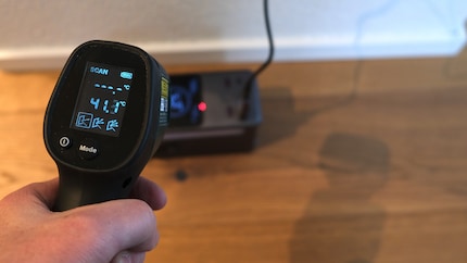 Per Infrarotsensor messe ich die Temperatur während des Ladevorgangs: Sie bleibt tief.