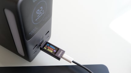 Das Laden meines MacBook Air sorgt für wenig Stress bei der Powerbank von UGreen.