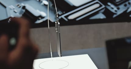 Dünn ist es sicher, aber einen Kamerabuckel hat das S25 Edge trotzdem.
